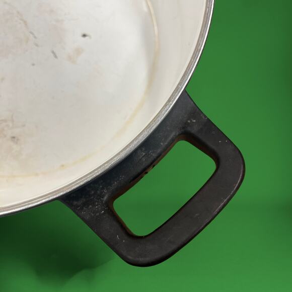 Vintage 70’s Enameled Cast Iron Covered Pot/ Baking 9" Diameter Granny Cottage - Picture 13 of 14